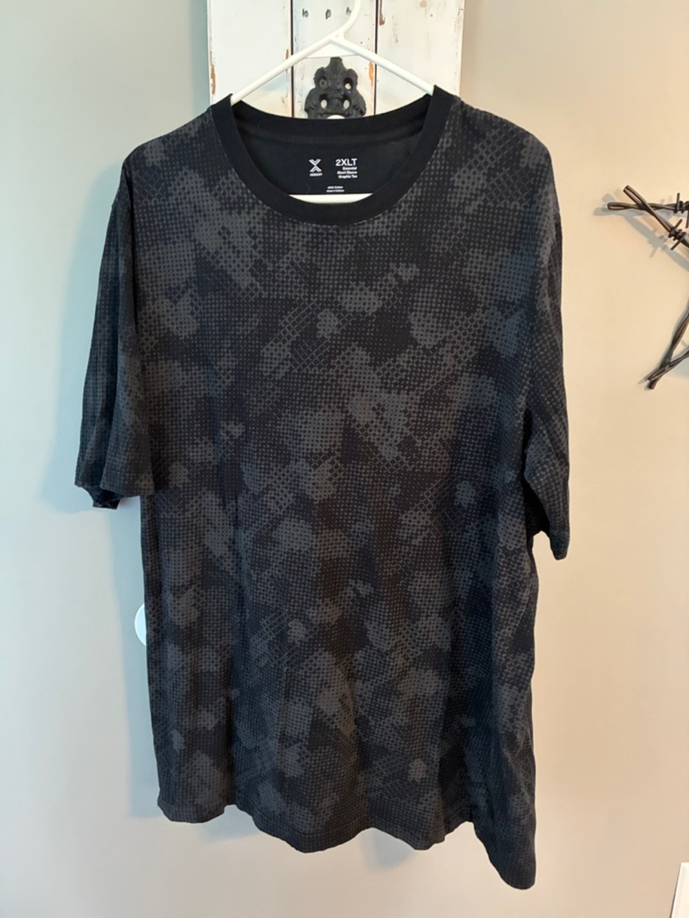 Men’s Xersion 2XLT black and gray tee shirt with cool geometric shape